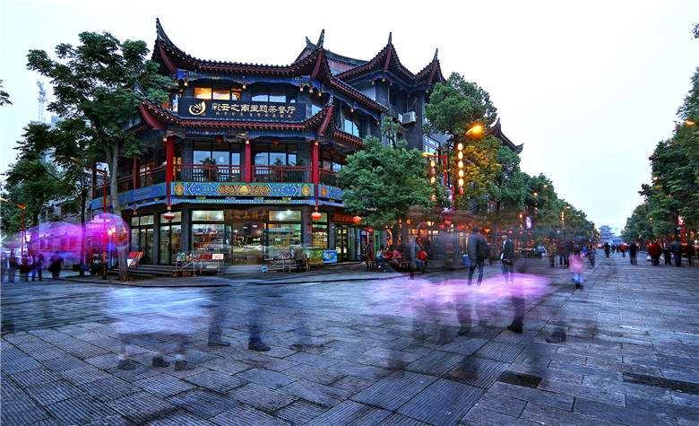 陕西周至：熊猫戏雪 憨态可掬
