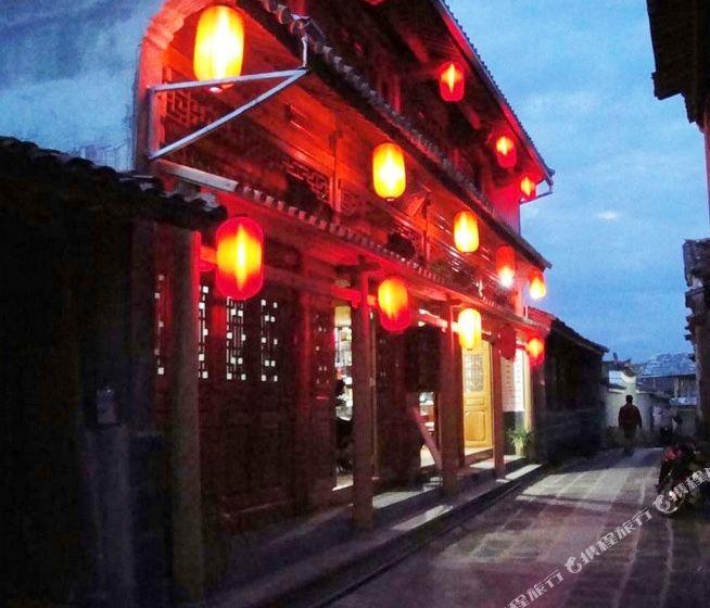 白色修身短袖上衣搭配蓝色牛仔喇叭裤，时尚复古，这样的风格你喜欢吗？